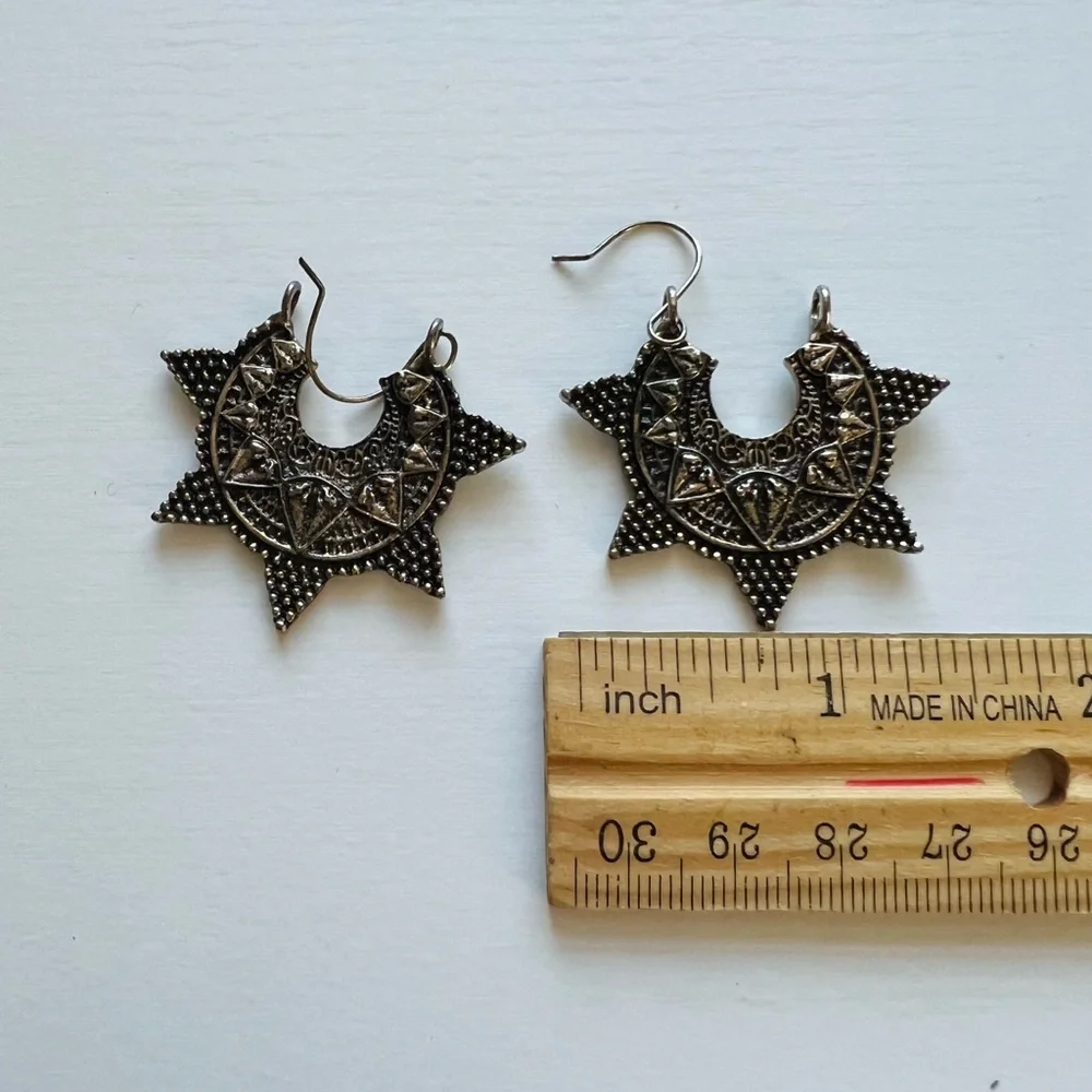 🪄 $5 Blowout Sale Hippie Earrings - Picture 1 of 4